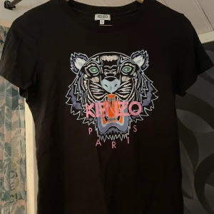 T-shirt Kenzo strl S - Mycket lite använd t-shirt från Kenzo. Svart botten. Storlek S. I princip som ny 🌼❣️