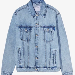 M - Säljer oanvänd jeansjacka i storlek M pga för stor . Den köptes på 400kr 2018 har inte använt den. Priset kan diskutera med 