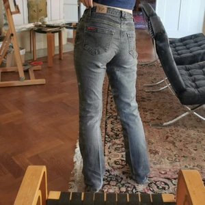 Gråa low waist jeans  - Jeansen har lite avsiktlig slitage, jag är 169 och brukar ha 34 eller 36 i jeans. Köpt dessa secondhand