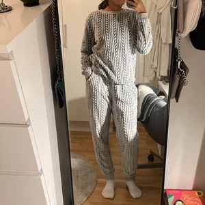 Grått mjukis sett - Säljer detta gråa supermjuka sett från cubus. Använd fåtal gånger. Byxorna är lite korta för mig som är 166cm. Byxorna har fickor. Skriv för fler bilder💕 Köparen står för frakten😊