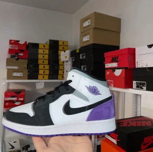 Jordan 1 mid purple  - Säljer dessa Jordan 1 i färgen mid purple. Köpta I januari i år men knappt använda. Köpta för 1700 kr. Original låda medföljer. Skriv för mer bilder :) Buda gärna i kommentarerna 