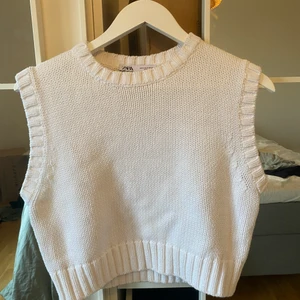 Stickad väst - En kort stickad väst från ZARA.