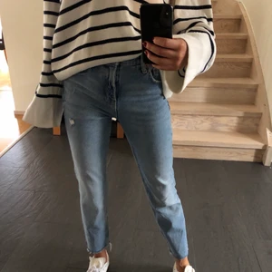 Blåa Zara jeans - Säljer mina blåa zara jeans pga lite för stora i midjan! Aldrig använda och i superfint skick. Byxorna är i storlek 34, passar bra i benen/ längden på mig! Jag är 169cm men skulle säga att de passar både kortare och längre än de💘💘 säljs för 190kr + frakt!