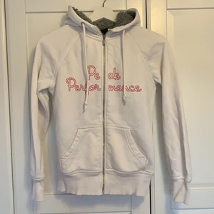 Peak Performance tröja - En jättefin Peak Performance tröja i jättefint skick! Den är mysigt luddig inuti. Har tyvärr växt ur den och ska nu säljas. Som sagt så är den i ett jättefint skick, därav priset🥰