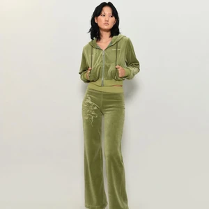 Expiredgirl - Jättefint mjukisset från expiredgirl (aldrig använt), nypris: 1400kr exkl frakt och tull. Topp: M, byxor: S (små i storlek). Säljer vid bra bud, (lånade bilder från deras hemsida)