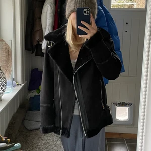 Tygtavla med fakepäls🌟 - Säljer denna så sköna och snygga mocka jacka med fuskpäls från pull&bear! Använd 1 gång och är i superskick!🌟🌟