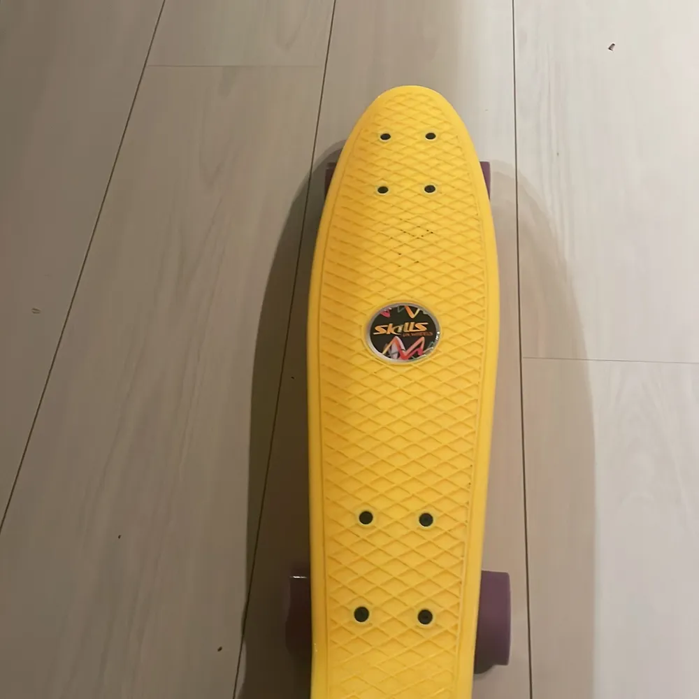 En penny board som är knappt använd! Kan bara mötas eller så får du betala 100kr för frakt.. Övrigt.