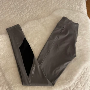 Gymshark tights  - Världens snyggaste gymshark tights som verkar vara slutsålda på hemsidan därav kan jag inte ta reda på vad modellen heter. Gråa high waisted tights med svarta detaljer, samt fickor på båda sidorna och söm som formar rumpan. Fler bilder går att få vid intresse