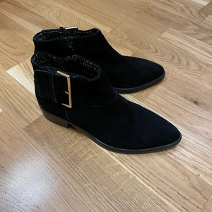 Vagabond boots i storlek 37 ✨ -  •Använda 1 gång, som nya •Väldigt snygga och trändiga •Svart mocka Pris: 650 kr. Nypris var runt 1500 kr 📍Kan mötes upp i Mölnlycke centrum 🚫Djurfritt och rökfritt hem 📬Kan skickas mot fraktkostnad (66 kr)