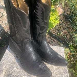 Cowboyboots  - Hej säljer mina skitsnygga och trendiga cowboyboots som jag har haft hemma väldigt länge så vet inte exakt var de är ifrån💕 storleken är 38 men passar även mig med 39. Kan mötas upp annars står kunden för frakten👌🏼