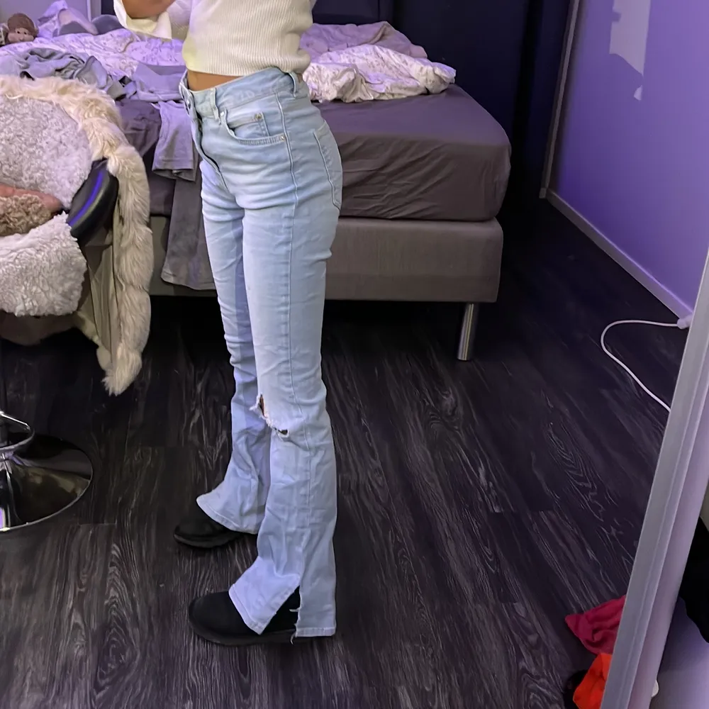 Säljer mina bootcut jeans i storlek s, hållen är gjorda själv❣️❣️. Jeans & Byxor.