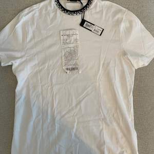 Splitterny Versace T-Shirt, köpt från NK i Stockholm. Kvitto finns. I storlek L, men liten i storlek. 