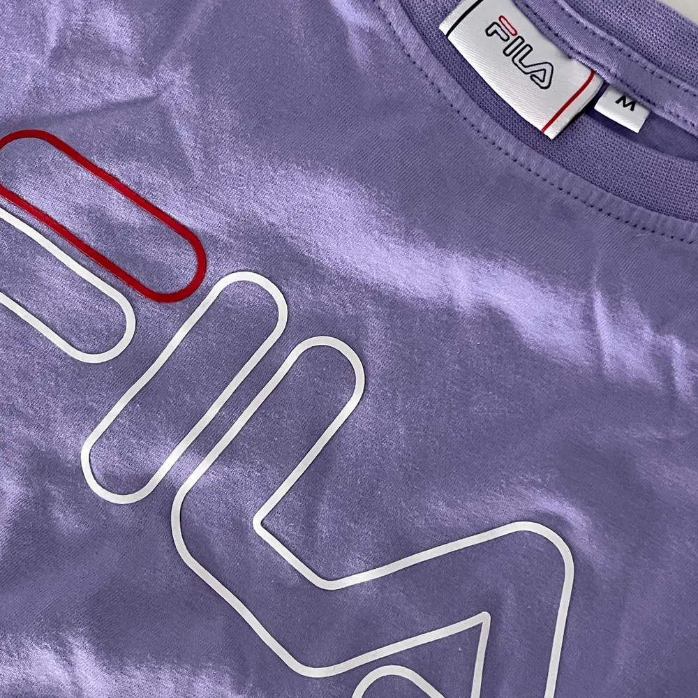 En lila snygg fila tröja i storlek M som inte används, knappt använt . T-shirts.
