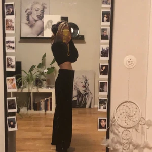 Kostymbyxor storlek xs - Säljer dessa kostymbyxor då jag har flera liknande🤍 från nakd storlek xs🤍 materialet ser ni på sista bilden⚡️⚡️ kan mötas upp i Jönköping annars betalar du frakt🤍