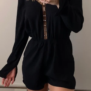 Svart byxdress - Jättefin och romantisk men aldrig använd. Jag vet inte vad den kommer ifrån eller vad det är för storlek. Den har dessa fina detaljer i ryggen också.