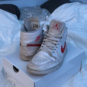 Jordans - Air Jordan 1 sneakers, lite smutsiga men annars bra skick, använd en sommar. Storlek 38,5 (passar mig som har 38) köpta på farfetchför 2426kr. Fritt fram att pruta.