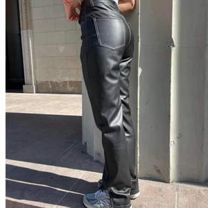 Skinnbyxor - Skitsnygga skinnbyxor (inte äkta skinn)  med vita sömmar. Aldrig använda. Storlek M men passar även S om man vill att de ska sitta lite loose. De är i extra length, så för långa för mig som är 165! 💗 köparen står för frakt 