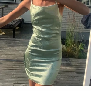 Klänning satin - Superfin grön klänning köpt här på plick, men var tyvärr för liten så inte använd något av mig. Strl xs, OBS inte jag på bilderna, lånade bilder!! Kan självklart skicka egna bilder på klänningen om så önskas☺️