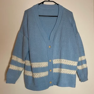 Ljusblå cardigan  - Super mjuk cardigan i gott skick. Liten fläck vid ena ärmen som jag kommer försöka få ur innan möte/skickas. Köpt hos spreepicky för ett par år sedan. Kan mötas upp i Sthlm. Köpare står för frakt.  Tar endast swish.
