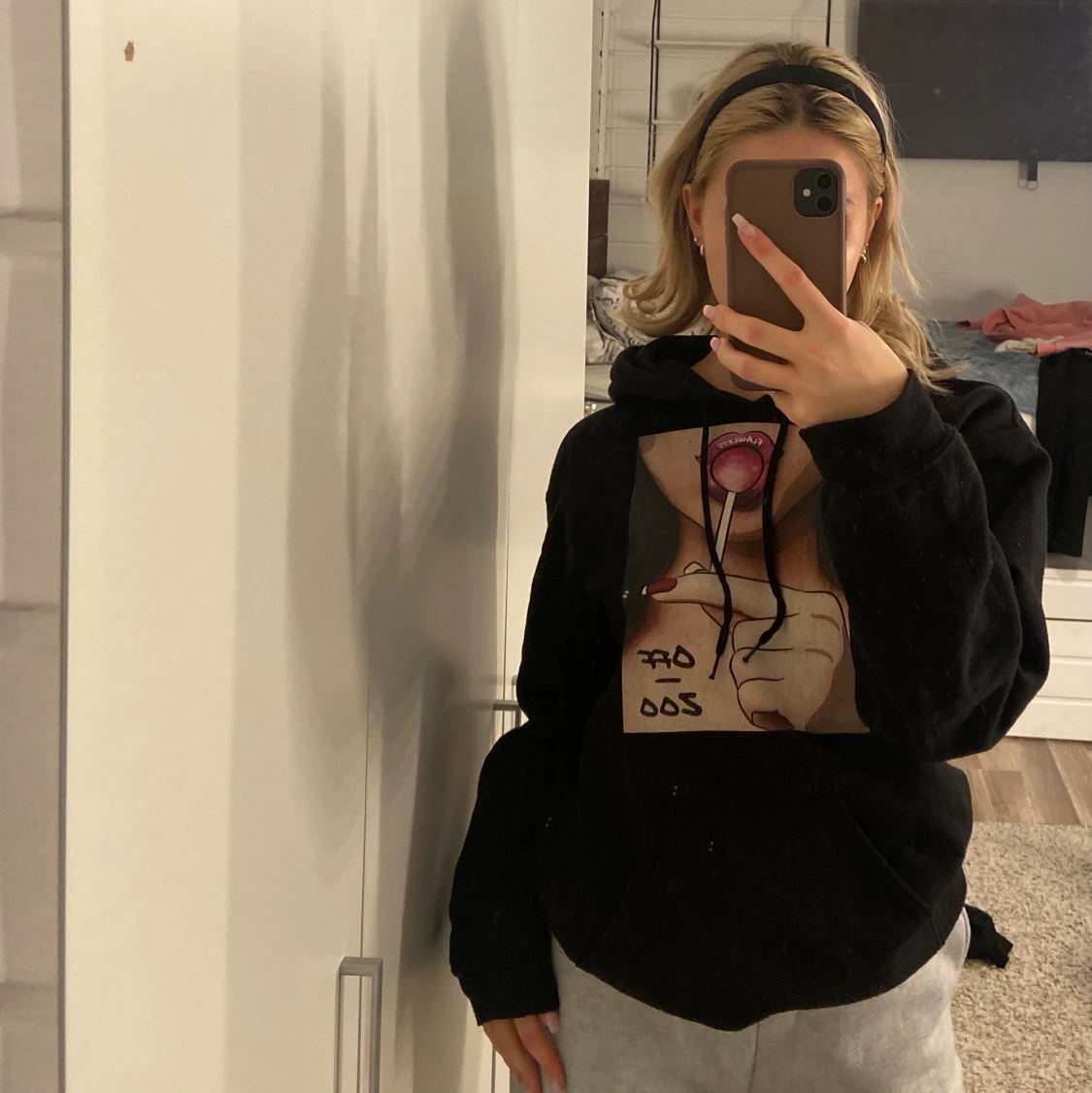 Svart hoodie med tryck