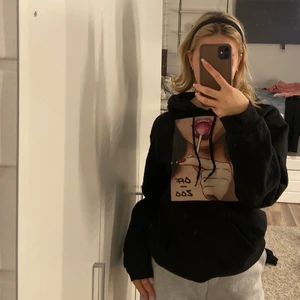 Svart hoodie med tryck  - Svart hoodie med ett tryck, köpt för något år sen men är fortfarande i bra skick. Köpare betalar för frakten.