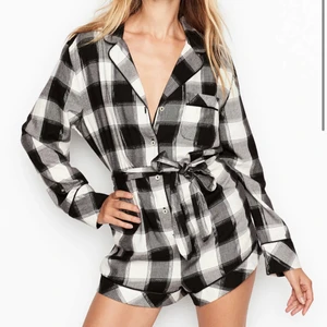 VS romper M - Så fin romper från Victoria’s secret i storlek m! Den passar även en xs/s som jag oftast bär då den går att dra åt i midjan! Använd ca 3 gånger, därav nyskick! Nypris var 799kr! 💓