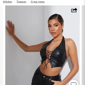 Lace Halter Top - Köpt på Nelly men passar tyvärr inte mig. Toppen är endast testad. Det går att justera hur tajt man vill ha det. Passar perfekt för fest! Frakt står jag för🖤