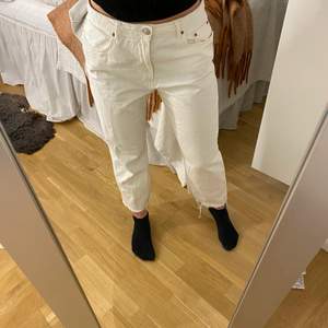 Vita jeans från zara med lite slitningar längst ner, storlek 42. Använda 1 gång