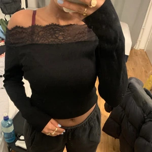 Svart Långärmad med Spets - Jätte fin tröja som inte kommer till användning. Den är väldigt varm och stretchig och köpt på H&M för 