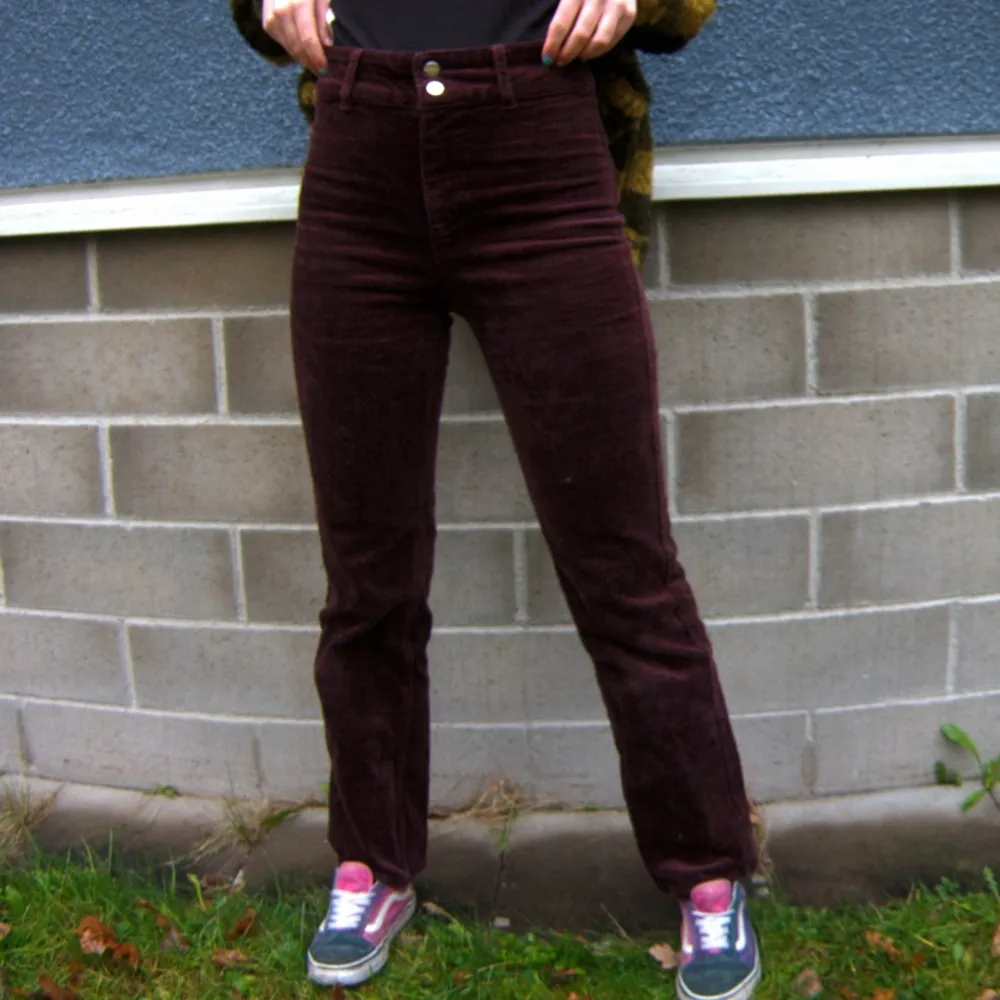 Manchesterbyxor. Mörkbruna, typ burgundy. Bootcut. Elsa (på bild) är 165cm. Swipe för twerk. Jeans & Byxor.