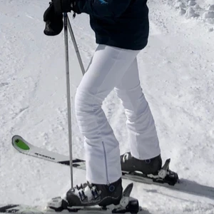 Skidbyxor  - Vita skidbyxor med bootcut. Använt fåtals gånger, är i bra skick. Säljaren står för frakten  