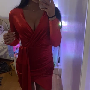 Sametsklänning - En klänning, passar perfekt över jul och nyår, eller kanske bara en fest. Endast använd 1 gång, utan fläckar i väldigt gott skick. Med en liten detalj vid midjan, ett band som hänger ner. Ordinarie pris 549kr säljer för 250kr. Swish. Hör av er här eller på 0700300158