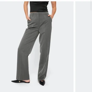 Kostym byxor från bikbok - Skit snygga kostymbyxor från bikbok och även helt nya, då jag köpte fel storlek och tappat bort kvittot så går det inte att byta ❤️