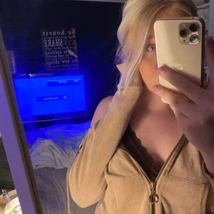 Tröja med dragkedja - Väldigt mysig tröja o väldigt gullig, har tröttnat på denna lite o vill sälja den, för den kommer inte till användning längre! 