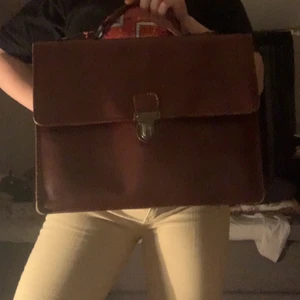 Skitsnygg väska - Jättefin väska som är köpt secondhand, lite slitningar (se bild två) men annars i bra skick! Har inte kommit till användning av mig tyvärr:/ frakt ingår