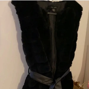 Pälsväst  - Jätte fin pälsväst aldrig använd. Köpt för 250kr säljer för 100kr 