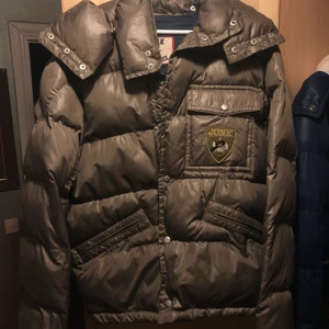 Dunjacka - I väldigt bra skick. Stor text i ryggen. Perfekt för vinter/höst!