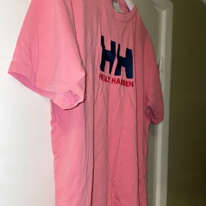 Helly Hansen t-shirt - Nyskick! står att den är storleken XXL men skulle säga att det är en L ;) passar både tjejer och killar