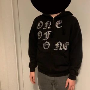 One Of One zip hoodie Orginal  - Den är i bra skick lite solblekt men annars väldigt bra skick inga märken eller flaws på den. 8/10 i skick. Tänker runt 1000kr flr den. 