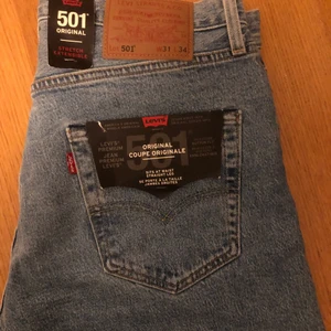 Nya levi’s jeans - Säljer ett par oanvända jeans. Dom är lågmidjade och långa i benen:)