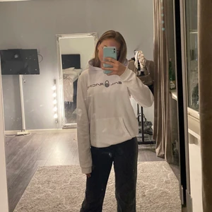 Sail Racing - En vit hoddie från Sail Racing 🤍 säljer pga använder inte längre. Använd få gånger 1-2 har en liten fläck men det syns inte när man har den på sig 🤍 köpt för 600🤍  storlek 160 barnstorlek men skulle säga Xs/S🤍