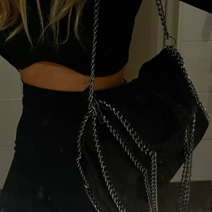 Stella McCartney inspirerad väska🖤 - så fin & trendig väska i Stella McCartney inspirerad design, köpt för 399, säljer för 329 + budgivning! sparsamt använd. rymlig och utan defekter. svartskimrigt tyg & silvriga detaljer. va 37x36 cm. direktköp för 700kr exkl frakt. pm för frågor/fler bilder🖤🖤 