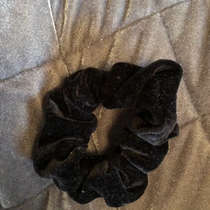 Svart scrunchie  - Svart shrunchie från hm, helt oanvänd! 