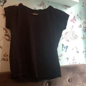 En svart vanlig basic t-shirt från ewear 