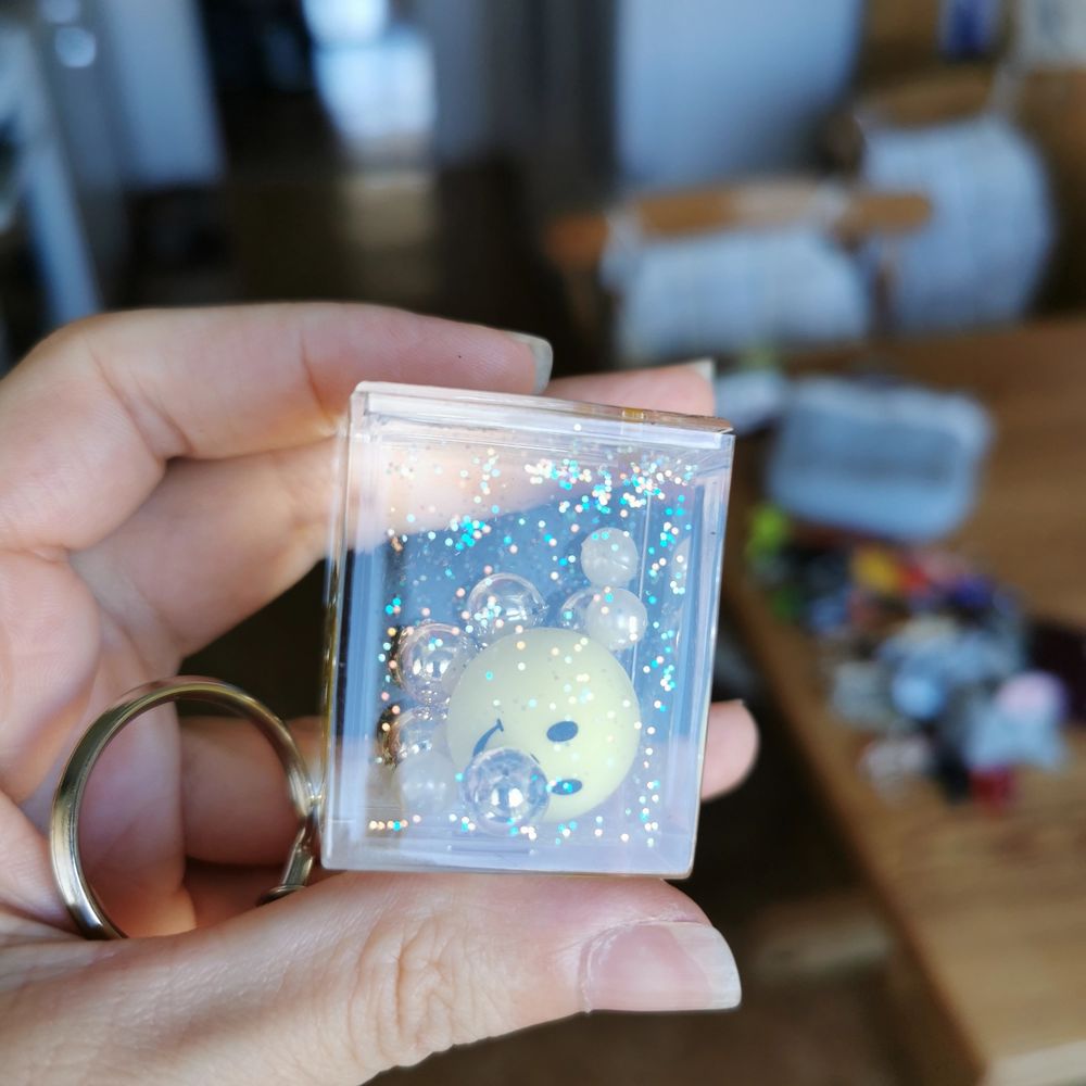 Superfin smiley nyckelring från 2000-talet. Det är som en snöglob man kan skaka den så faller det glitter (se bild). Köparen står för frakten. . Accessoarer.