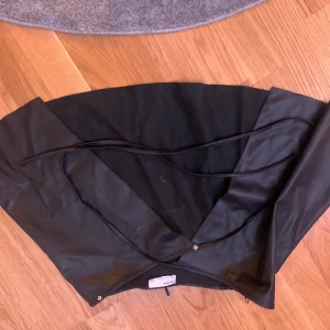 Läder kjol - (Bilden är tagen upp och ner). Sitter så bra och är så snygg, passar inte