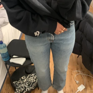 Blåa Jeans - As snygga blåa jeans som sitter alldeles för tajt på mig  som har storlek 38 så de skulle nog passa 36!