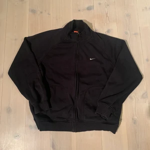 Vintage Nike sweatshirt/ zip fleece - Skick 8/10 lite urtvättad, storlek XL passar L också!, väldigt tjock