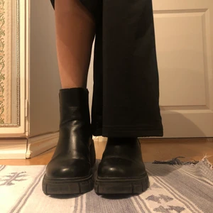 Snygga Boots med Klack - Skorna är i St 38 och har använts ett fåtal gånger. Skorna är snygga med ett par byxor som hänger över dom!
