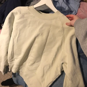 Sweatshirt  - Super bra skick! Aldrig använd och köpt på weekday💕
